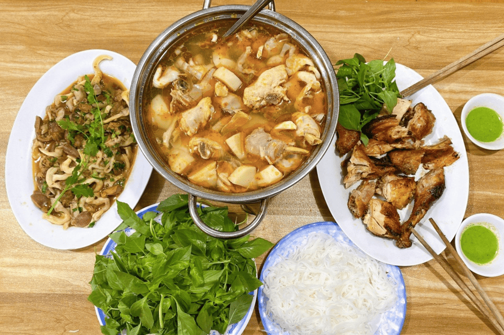 Nồi lẩu gà lá é bốc khói nghi ngút, tỏa hương thơm ngào ngạt, kích thích vị giác ngay từ cái nhìn đầu tiên (Nguồn: Fanpage Lẩu Gà Lá É 668 - Gà Nướng Lu)